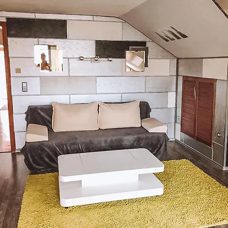 Schoene Mit Grossem Garten Apartament